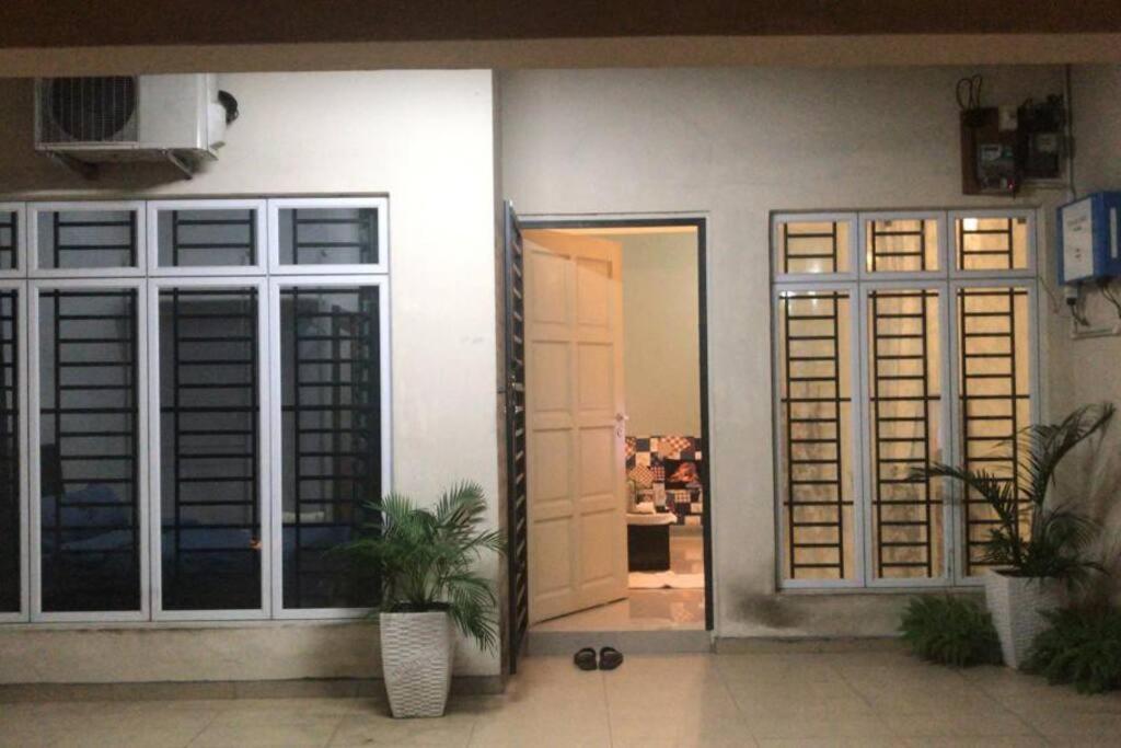 Terrace House Near Stulang Laut Ciq Midvalley Ksl For 7Pax Джохор-Бару Екстер'єр фото